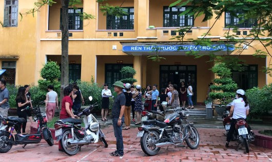 Trong khi làm việc với lãnh đạo Trường THCS&THPT Hai Bà Trưng ngày 6/7, nhiều phụ huynh vẫn đến trường bày tỏ quan điểm được giữ lại ngôi trường này