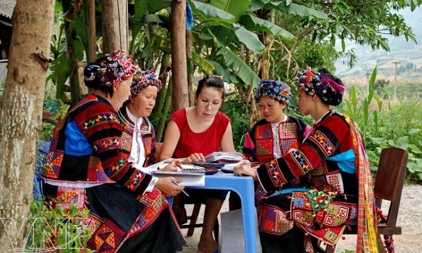 Chuyên gia Craft Link hướng dẫn phụ nữ vùng cao tính toán giá thành sản phẩm. (Ảnh minh họa)