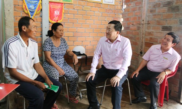 Tổng Giám đốc NHCSXH Dương Quyết Thắng thăm hộ gia đình vay vốn trên địa bàn xã Tài Văn, huyện Trần Đề, Sóc Trăng