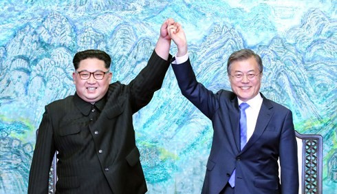 Nhà lãnh đạo Triều Tiên và Tổng thống Hàn Quốc. Ảnh: Getty/VOV
