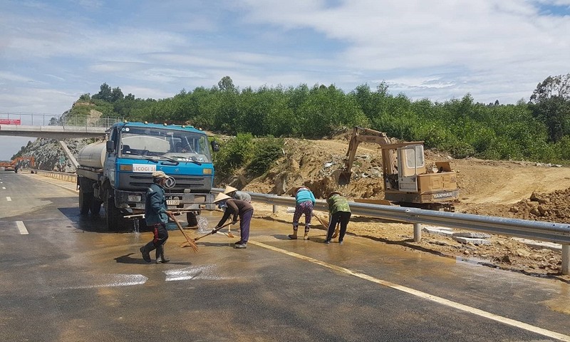 Một số hạng mục đang gấp rút hoàn thành trong ngày 30/8 để thông xe ngày 2/9