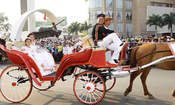 Vợ chồng Trung Nguyên và con gái thứ 3 tại Lễ Hội Cà phê Buôn Ma Thuột năm 2013