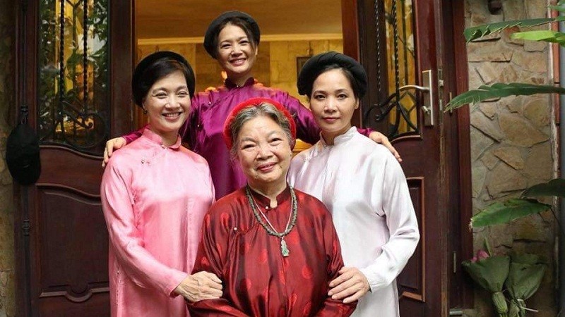 NSƯT Lê Mai và các con gái Lê Vân, Lê Khanh, Lê Vi trong tà áo dài
