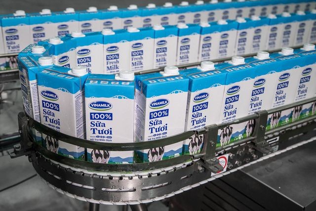 Vinamilk 3 năm liền đứng đầu danh sách 40 thương hiệu công ty giá trị nhất Việt Nam - 3 Dây chuyền sản xuất của Vinamilk tại nhà máy.
