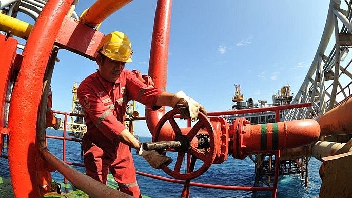 Công nhân ngành Dầu khí làm việc trên giàn khoan Vietsovpetro