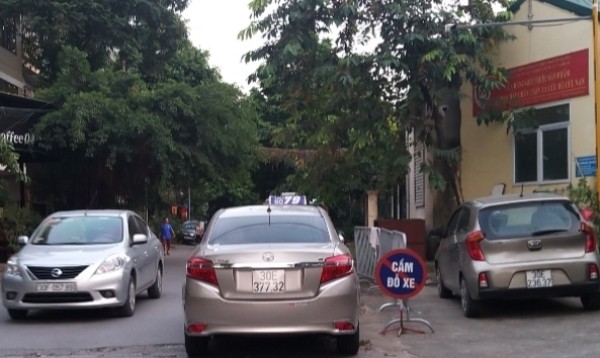 Quận Hai Bà Trưng, TP Hà Nội: Xe đỗ đầy cổng, Đội Thanh tra GTVT... “bó tay” ảnh 1