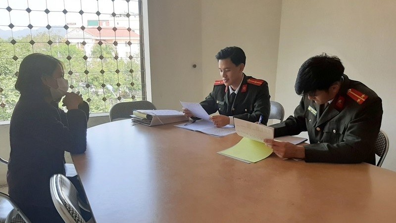 Công an TP Lào Cai lập biên bản xử phạt người tung tin đồn thất thiệt liên quan đến bệnh nhân số 17 (Ảnh minh họa)