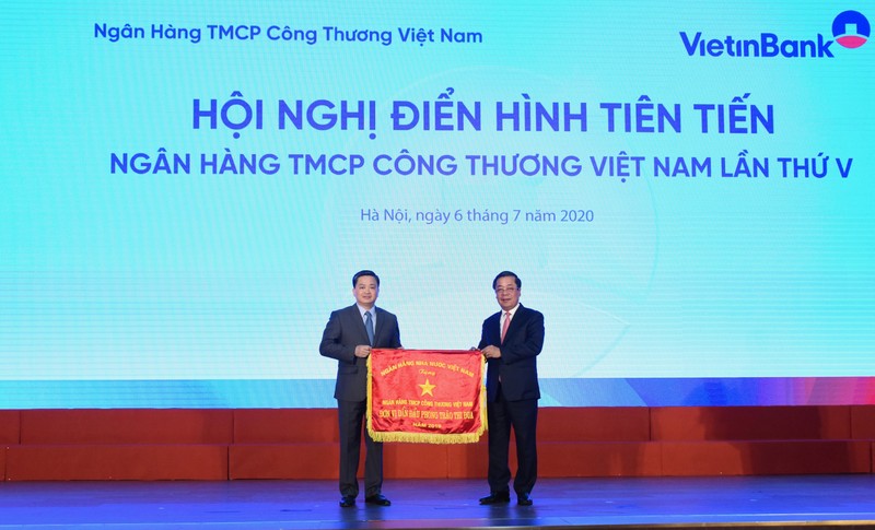 Phó Thống đốc NHNN Nguyễn Kim Anh trao Cờ Thi đua cho VietinBank