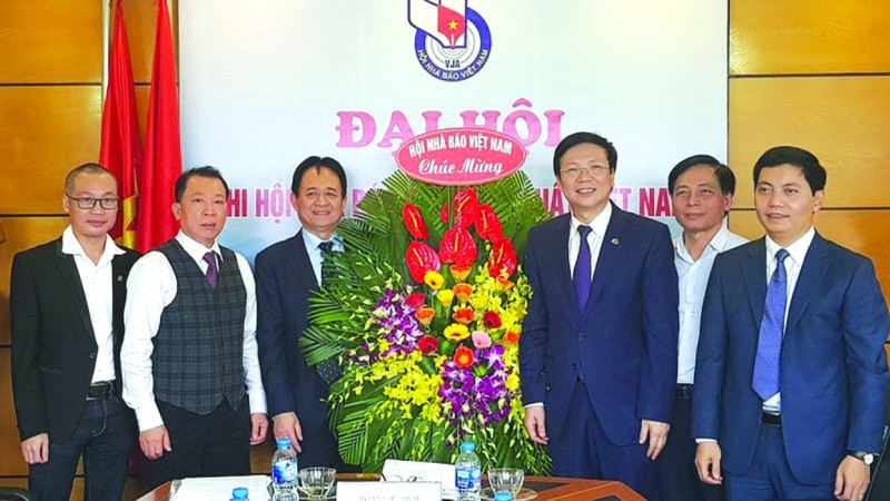 Ông Hồ Quang Lợi (thứ ba từ phải sang) chúc mừng Đại hội Chi hội nhà báo Báo Pháp luật Việt Nam nhiệm kỳ 2018 - 2020