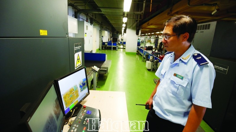 Công chức hải quan sân bay Nội Bài - Cục Hải quan Hà Nội giám sát hành lý hành khách xuất nhập cảnh. (Ảnh minh họa: Huy Khâm)