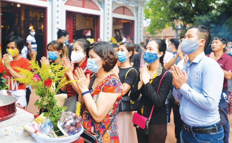 Mùng 1 và rằm tháng 7, người dân ùn ùn đi lễ bất chấp đại dịch đang diễn biến phức tạp. Ảnh: Công Hùng