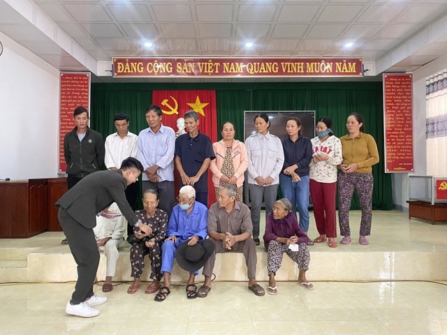 Ông Lê Khắc Ngân – Giám Đốc công ty cổ phần đầu tư thương mại và xây dựng Aluco, đại diện thương hiệu 3H tại Việt Nam trao những phần quà cho bà con bị ảnh hưởng bởi con bão số 9 Ông Lê Khắc Ngân – Giám Đốc công ty cổ phần đầu tư thương mại và xây dựng Aluco, đại diện thương hiệu 3H tại Việt Nam trao những phần quà cho bà con bị ảnh hưởng bởi con bão số 9