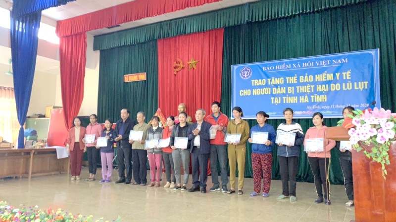 Phó Tổng Giám đốc Phạm Lương Sơn trao thẻ BHYT cho bà con chịu ảnh hưởng nặng nề do bão, lũ.