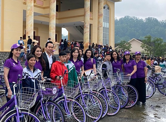 Doanh nhân Nguyễn Mạnh Hà trao xe đạp & học bổng cho trẻ em nghèo hiếu học tại tỉnh Hà Tĩnh Doanh nhân Nguyễn Mạnh Hà trao xe đạp & học bổng cho trẻ em nghèo hiếu học tại tỉnh Hà Tĩnh