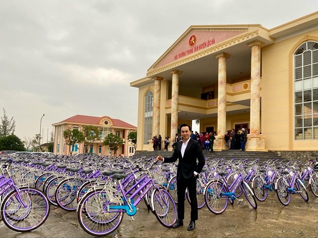 Doanh nhân Nguyễn Mạnh Hà trao xe đạp & học bổng cho trẻ em nghèo hiếu học tại huyện Lộc Hà, tỉnh Hà Tĩnh Doanh nhân Nguyễn Mạnh Hà trao xe đạp & học bổng cho trẻ em nghèo hiếu học tại huyện Lộc Hà, tỉnh Hà Tĩnh