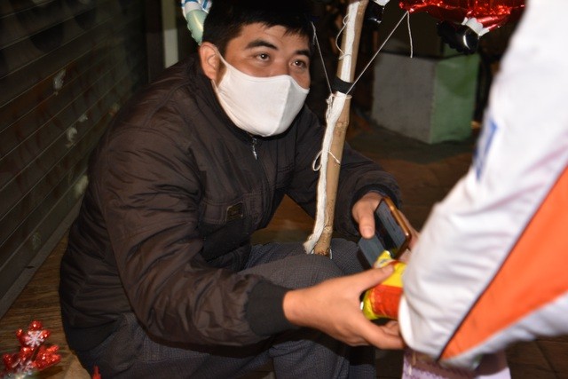 Ấm áp món quà Giáng sinh cho người có hoàn cảnh khó khăn của nhóm bạn trẻ Hà Nội - 4 Ấm áp món quà Giáng sinh cho người có hoàn cảnh khó khăn của nhóm bạn trẻ Hà Nội - 4