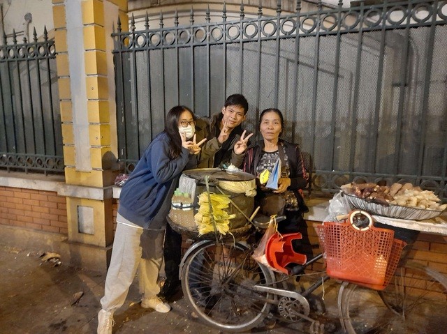 Ấm áp món quà Giáng sinh cho người có hoàn cảnh khó khăn của nhóm bạn trẻ Hà Nội - 5 Ấm áp món quà Giáng sinh cho người có hoàn cảnh khó khăn của nhóm bạn trẻ Hà Nội - 5