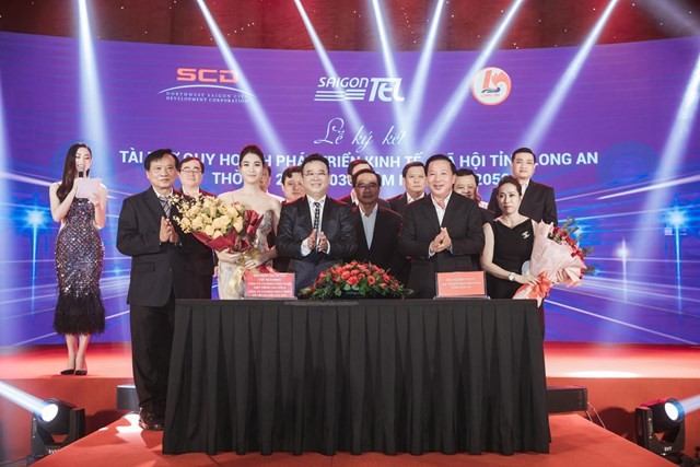 Ông Đặng Thành Tâm, đại diện liên danh SAIGONTEL và SCD và ông Nguyễn Văn Út, Chủ tịch UBND tỉnh Long An Ông Đặng Thành Tâm, đại diện liên danh SAIGONTEL và SCD và ông Nguyễn Văn Út, Chủ tịch UBND tỉnh Long An