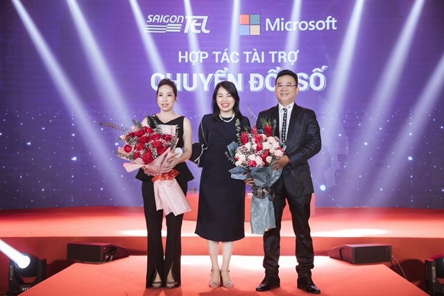 Bà Phan Tú Quyên, đại diện Microsoft Việt Nam, trao hoa cam kết đồng hành cùng SAIGONTEL tích hợp Chuyển đổi số vào quy hoạch phát triển kinh tế - xã hội Bà Phan Tú Quyên, đại diện Microsoft Việt Nam, trao hoa cam kết đồng hành cùng SAIGONTEL tích hợp "Chuyển đổi số" vào quy hoạch phát triển kinh tế - xã hội 