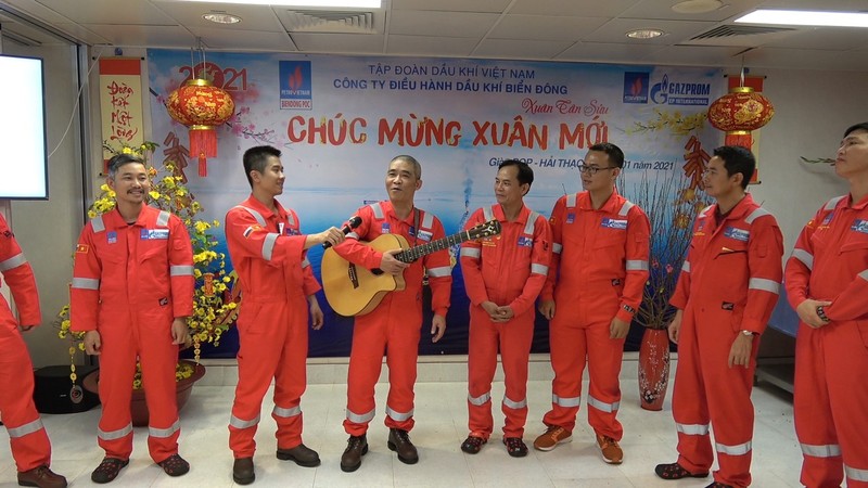 Nhạc sỹ Trương Quý Hải hát cùng người lao động dầu khí.