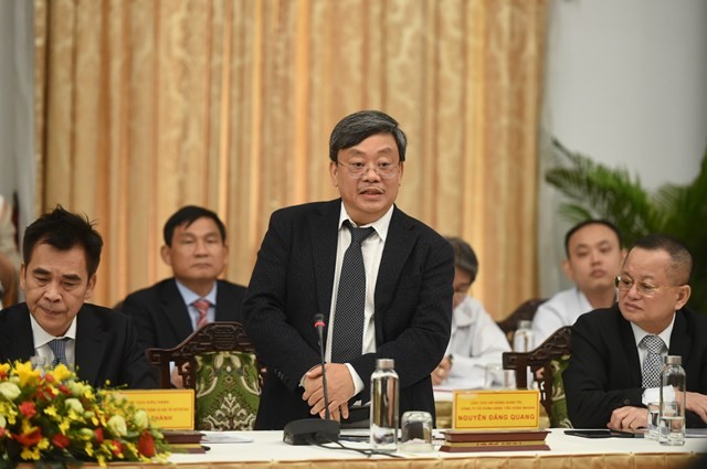 Ông Nguyễn Đăng Quang cho rằng Việt Nam cần nâng cao năng lực cạnh tranh, định hướng tiêu dùng để tạo động lực cho phát triển. Ông Nguyễn Đăng Quang cho rằng Việt Nam cần nâng cao năng lực cạnh tranh, định hướng tiêu dùng để tạo động lực cho phát triển.