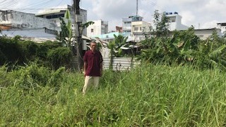 Ông Quới đứng trên phần đất được cho là chưa được giải quyết thỏa đáng, khách quan.