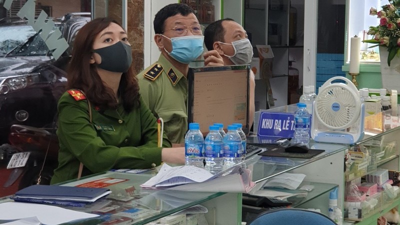 Vừa tham gia phòng dịch, lực lượng quản lý thị trường vừa kiểm soát thị trường các mặt hàng thiết yếu.