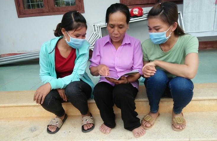Bà Phạm Thị Lâm tuyên truyền về những chính sách vay vốn ưu đãi của Ngân hàng Chính sách xã hội cho người dân.