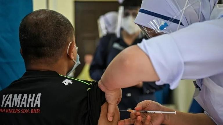 Tiêm phòng vaccine COVID-19.