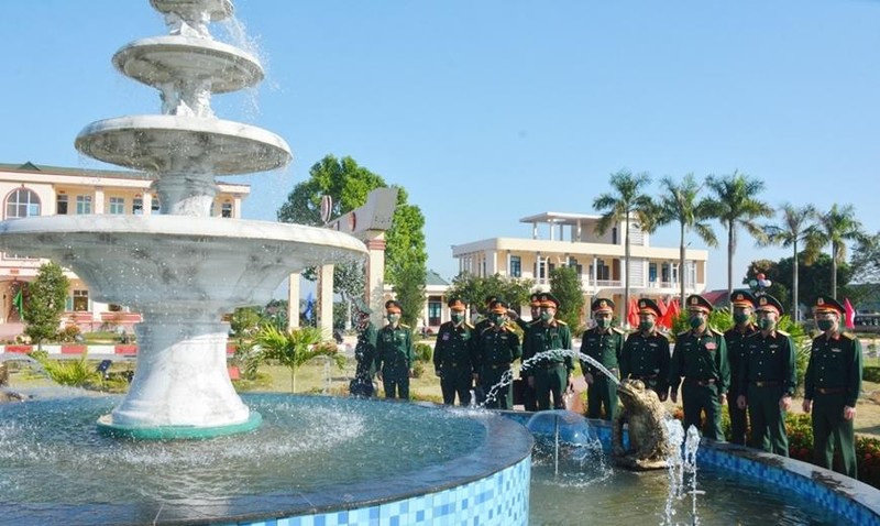 Ban Giám khảo tham quan tiểu cảnh khu nhà Sở Chỉ huy do bộ đội Lữ đoàn 382 tự thiết kế, xây dựng.