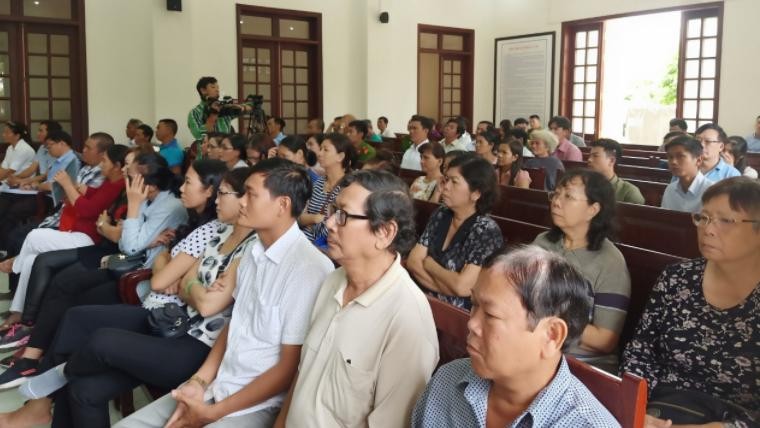 Các bị hại tham dự phiên xử vào năm 2019.