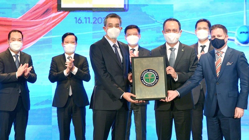 Vietnam Airlines nhận chứng chỉ cấp phép khai thác thường lệ các chuyến bay thương mại đến Mỹ.