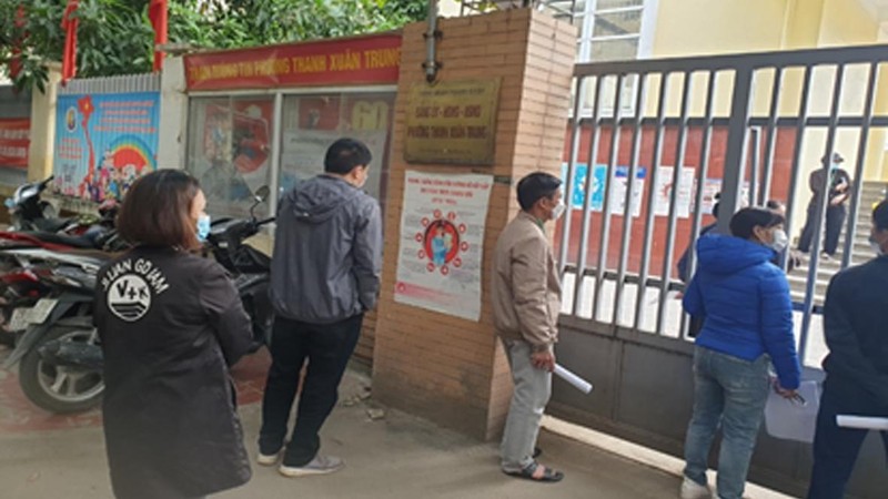 Người dân đến UBND phường Thanh Xuân Trung để họp theo giấy mời số 124/GM-UBND của UBND quận ngày 19/11/2021.