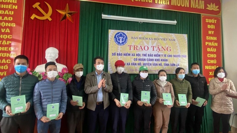 Ông Nguyễn Thế Mạnh – Tổng Giám đốc Bảo hiểm Xã hội trao tặng thẻ bảo hiểm y tế, sổ bảo hiểm xã hội cho người có hoàn cảnh khó khăn tại xã Vân Hồ, tỉnh Sơn La.