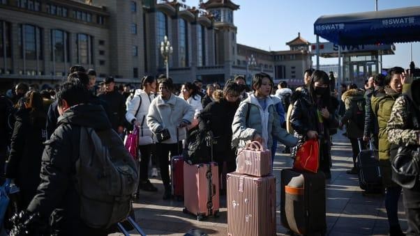 Tết Nhâm Dần 2022, nhiều người không biết nên đi hay về nhà.