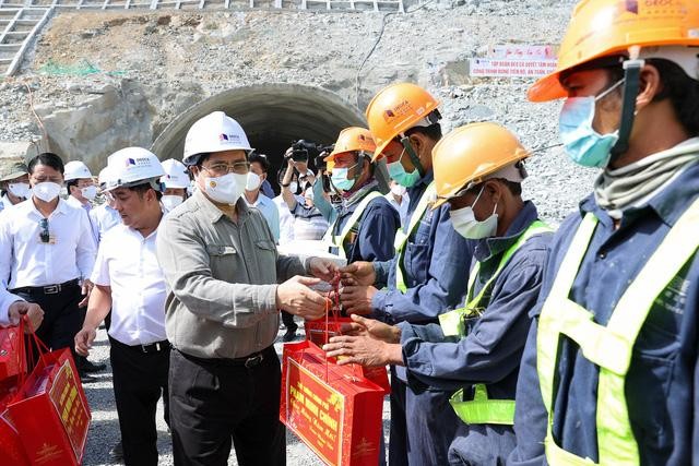 Thủ tướng tiếp tục kiểm tra, đôn đốc thi công tuyến cao tốc Bắc – Nam ảnh 7