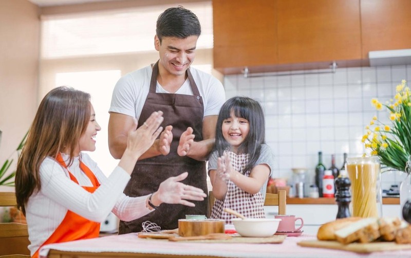 Cha mẹ cần chia sẻ thấu hiểu con cái hơn là việc quản lý con dựa trên “uy quyền người lớn”.