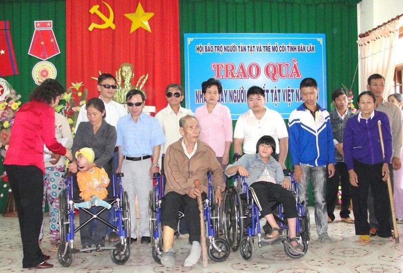 Nhiều người khuyết tật cũng trở thành những tấm gương đẹp lan tỏa tinh thần “lá lành đùm lá rách”.