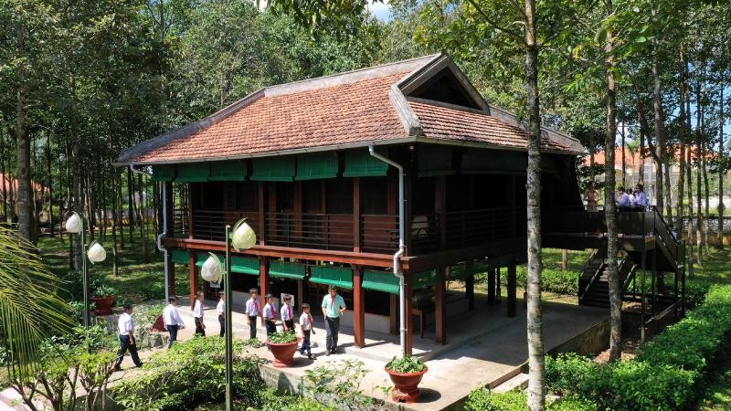Phiên bản Nhà sàn Bác Hồ được dựng trong khuôn viên Đền thờ Bác Hồ tại xã Long Đức, thành phố Trà Vinh.