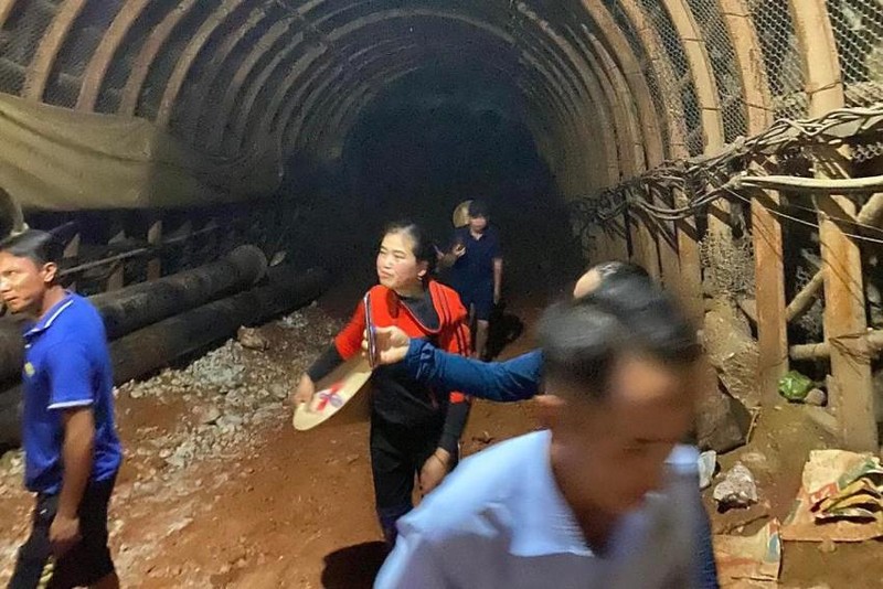 Người dân kéo vào hầm khai thác của Cty Tân Hoàng Khang để yêu cầu tìm ra nguyên nhân.