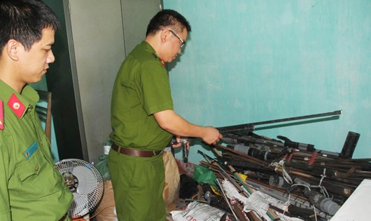 Vũ khí tự chế được người dân giao nộp cho cơ quan công an