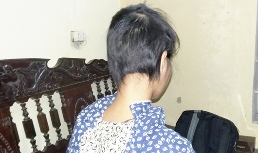 Mái tóc bị nhóm đối tượng khống chế cắt lởm chởm