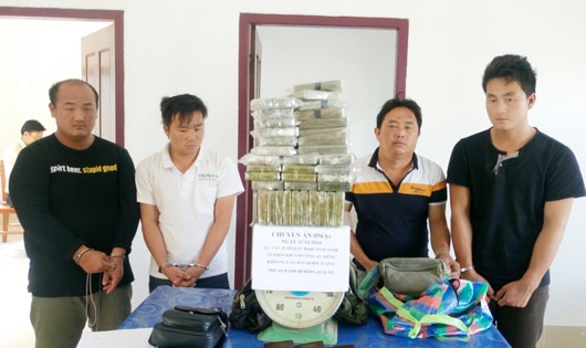 Bốn đối tượng trong đường dây 69 bánh heroin cùng tang vật.