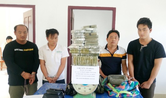 Bốn đối tượng trong đường dây cùng tang vật 69 bánh heroin
