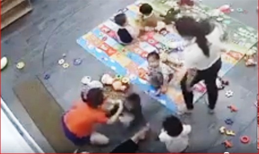 Hình ảnh cô giáo đánh học sinh (cắt từ video)