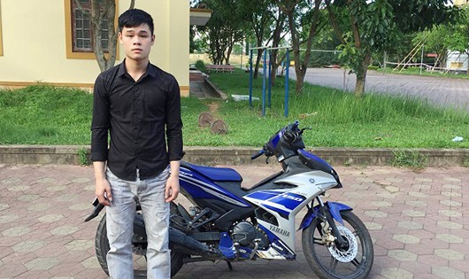 Lê Sỹ Thắng cùng chiếc xe sử dụng trong lúc gây án.