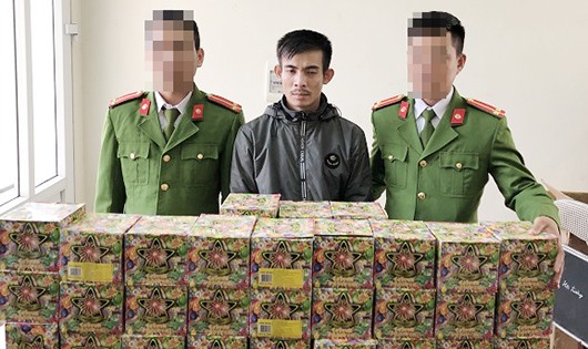Phan Văn Thuấn bị bắt cùng tang vật tại CQĐT.