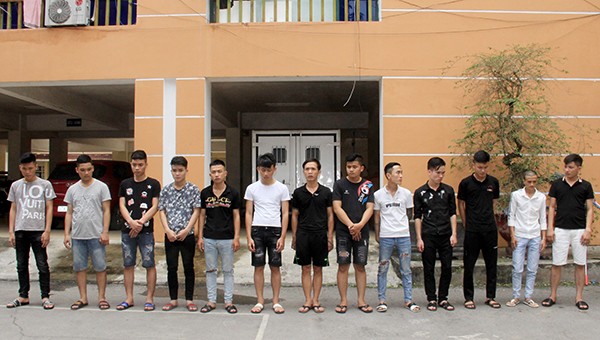 13 đối tượng bị bắt giữ tại Đà Nẵng di lý về thành phố Vinh để phục vụ điều tra.