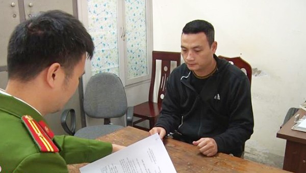 Đối tượng Lê Tuấn Dũng cầm đầu đường dây đánh bạc bằng hình thức cá độ bóng đá, trong một tháng giao dịch hơn 75 tỷ đồng.