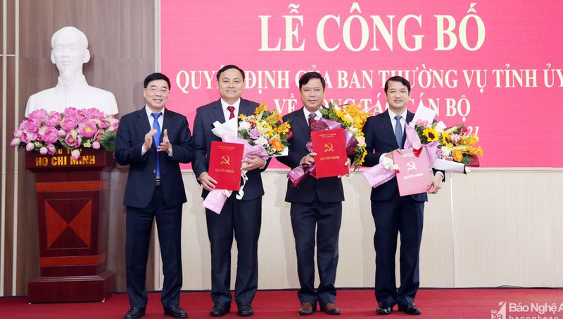 Ông Nguyễn Hoài An (ngoài cùng bên phải) - Phó Cục Trưởng Cục THADS Nghệ An - được điều động giữ chức Phó Ban Nội chính Tỉnh ủy. Ảnh Đào Tuấn (Báo Nghệ An).